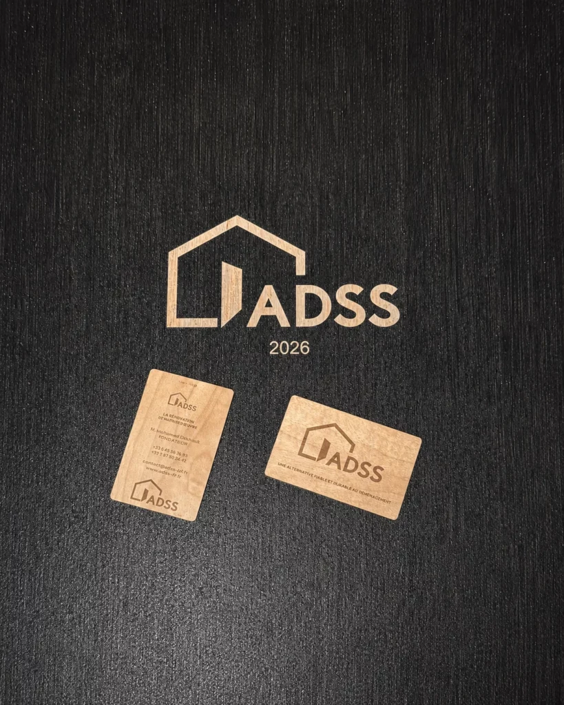 Décapage laser d’une peinture noire sur bois avec logo ADSS et cartes de visite en bois gravées.