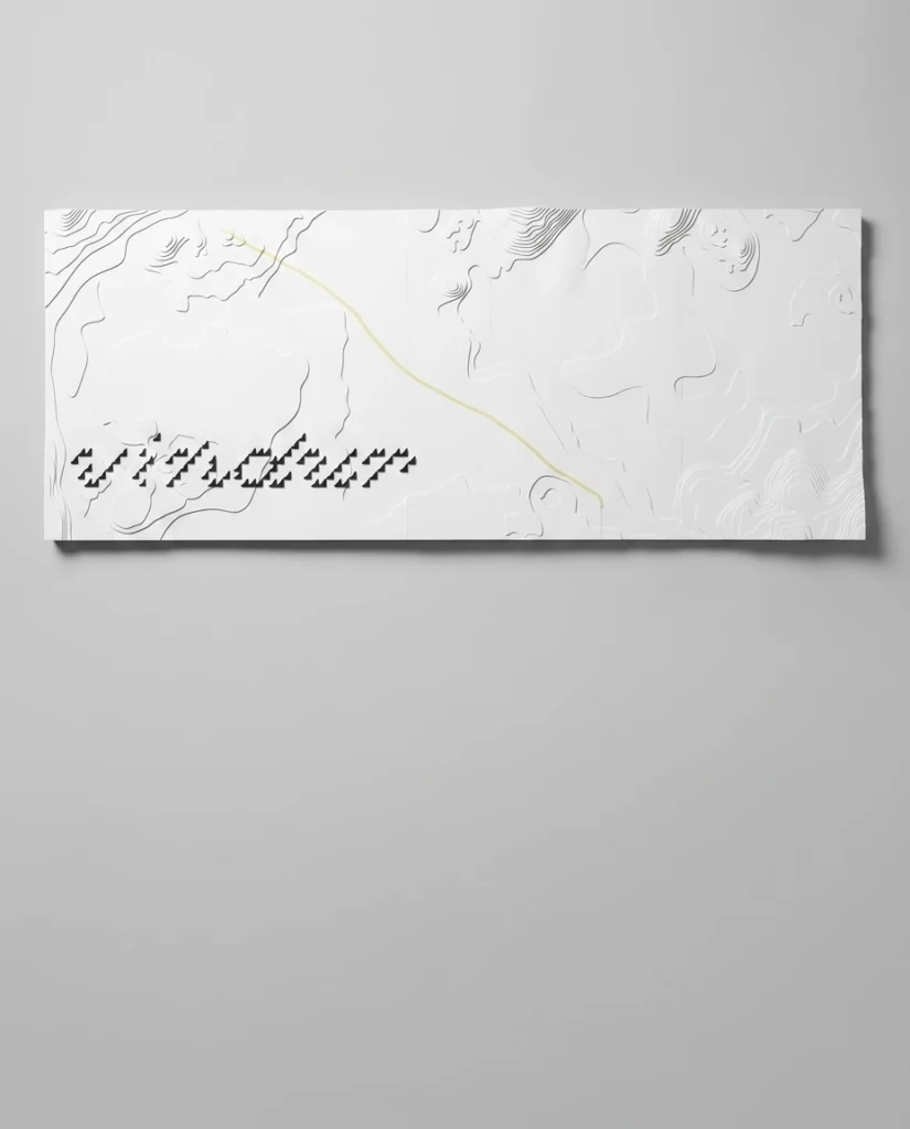 Maquette de site topographique peinte en blanc avec courbes de niveau, reliefs et tracé jaune.