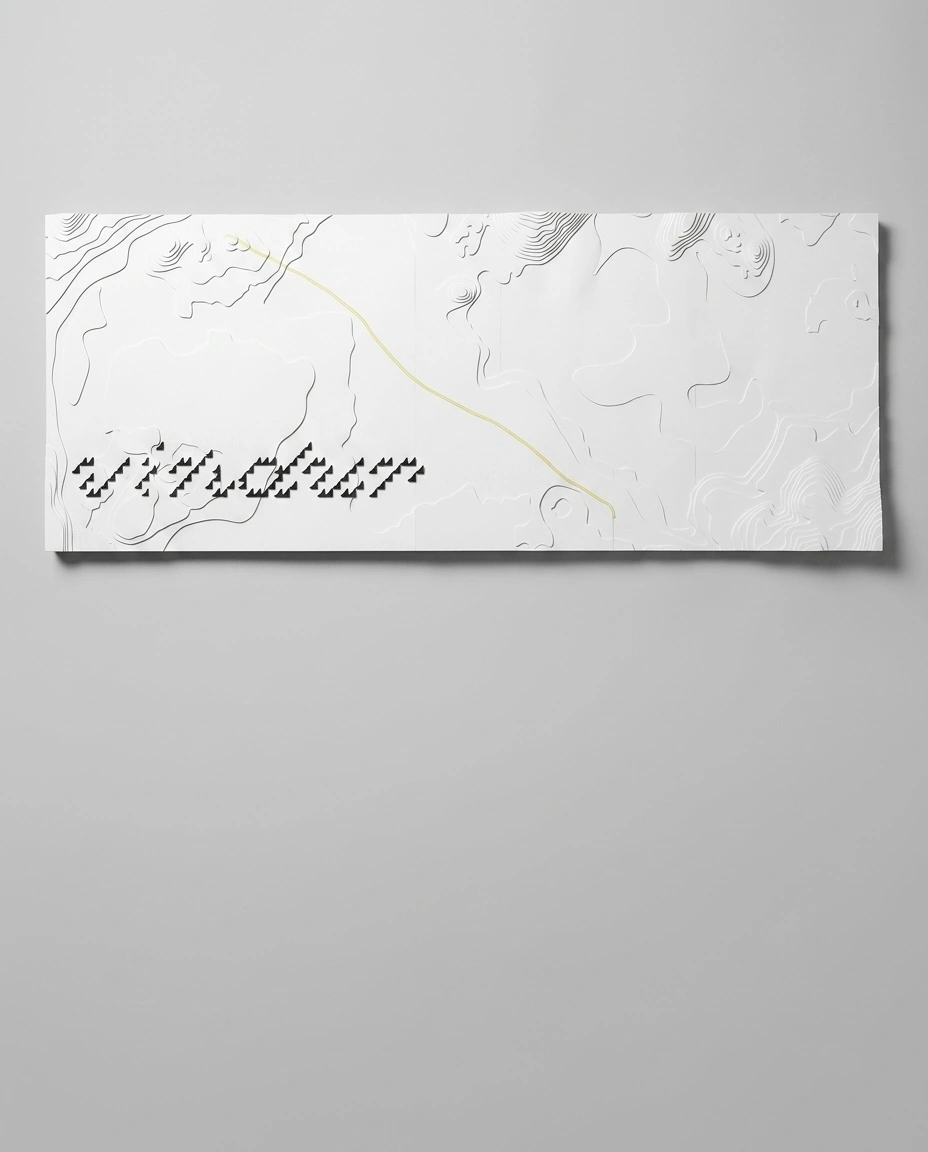 Maquette de site topographique peinte en blanc avec courbes de niveau, reliefs et tracé jaune.