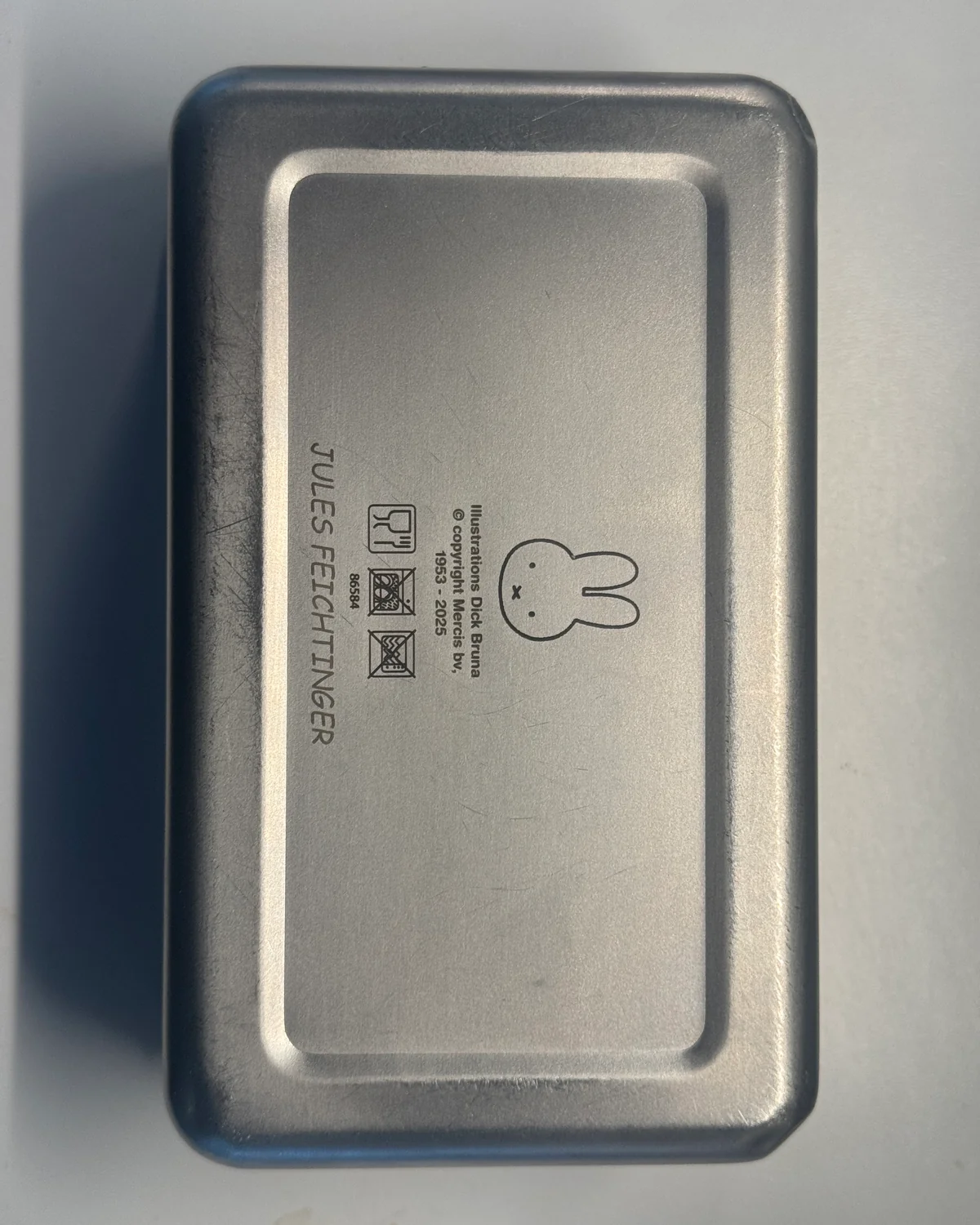 Boîte à goûter rectangulaire en inox portant une gravure nominative.