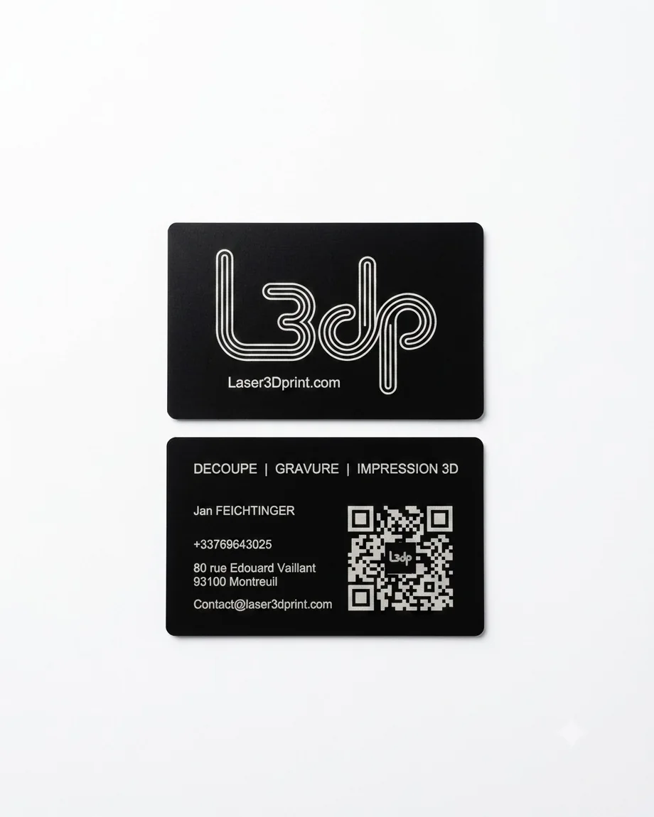 Recto et verso d’une carte de visite métallique noire gravée au laser UV, avec logo Laser3DPrint, textes clairs et QR code.