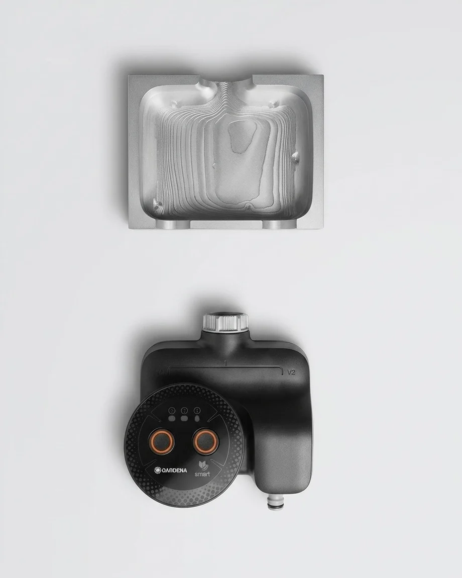 Fixation imprimée en 3D présentée au-dessus d’un dispositif d’irrigation Gardena smart.