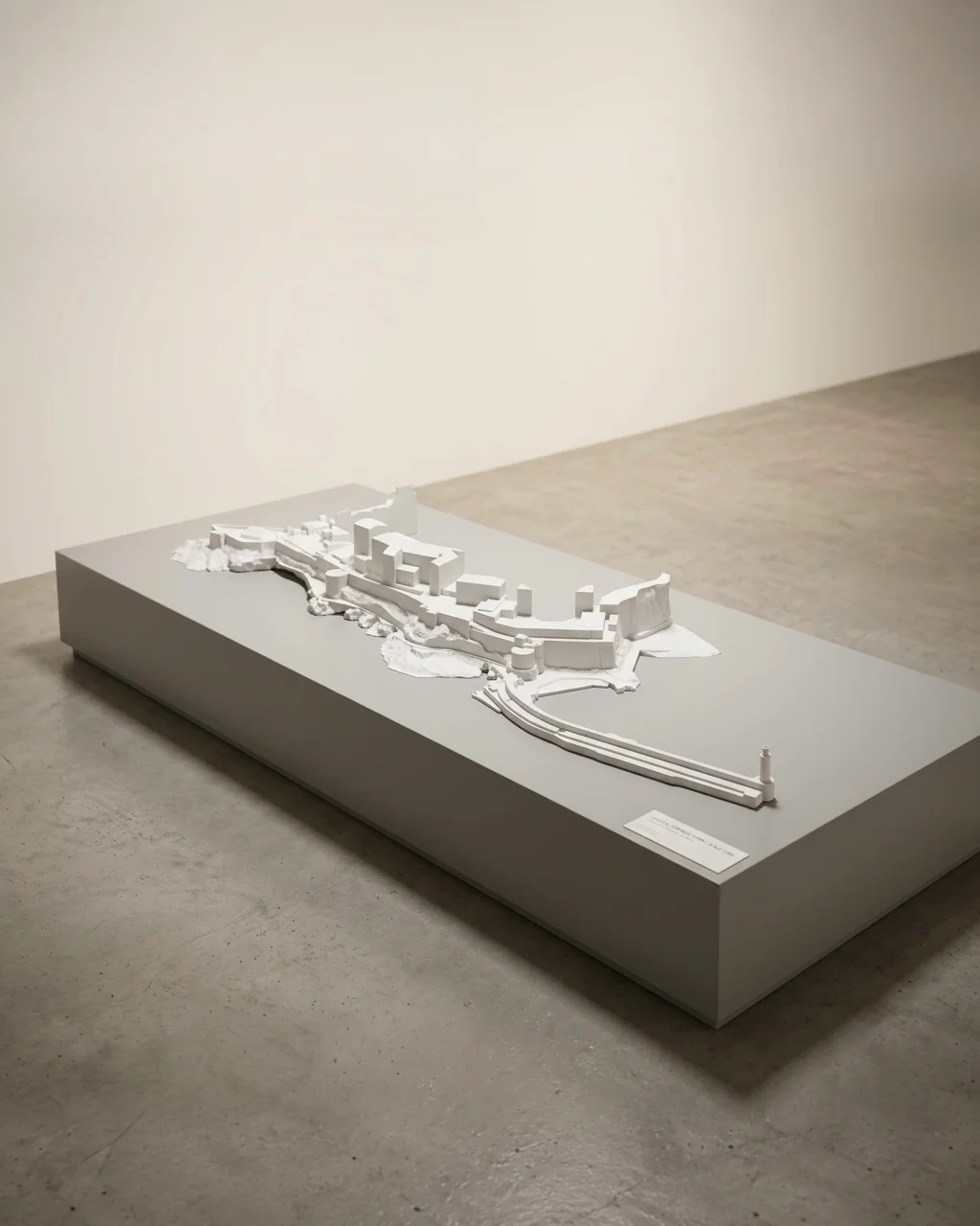 Maquette blanche d’Aldilonda à Bastia imprimée en 3D, présentant les bâtiments, les remparts et les cheminements sur un socle gris.