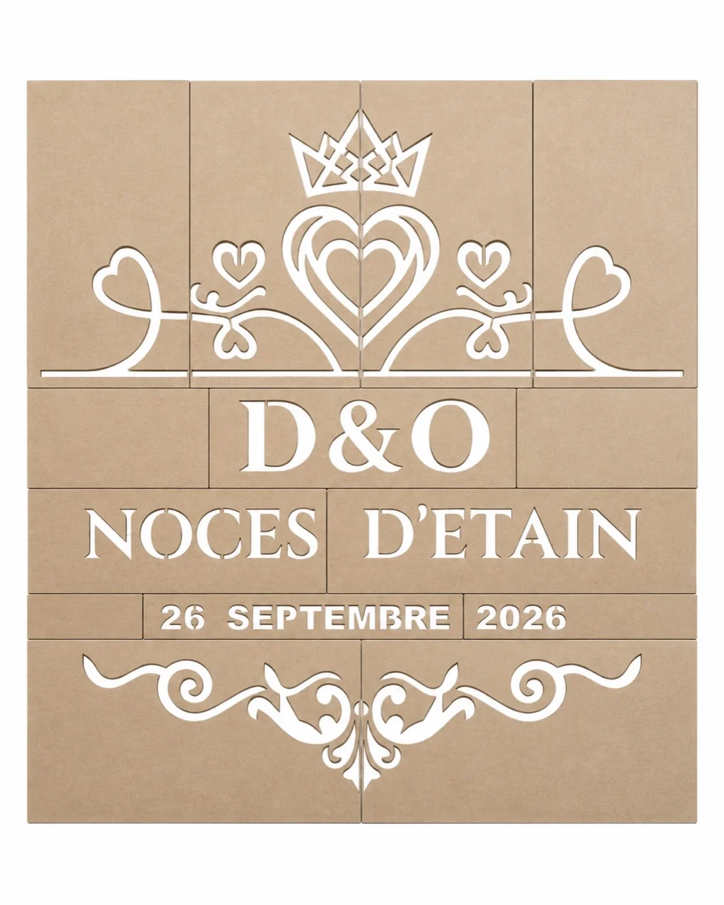 Pochoir géant en carton assemblé en panneaux, avec initiales, inscription « Noces d’étain », date et motifs décoratifs.