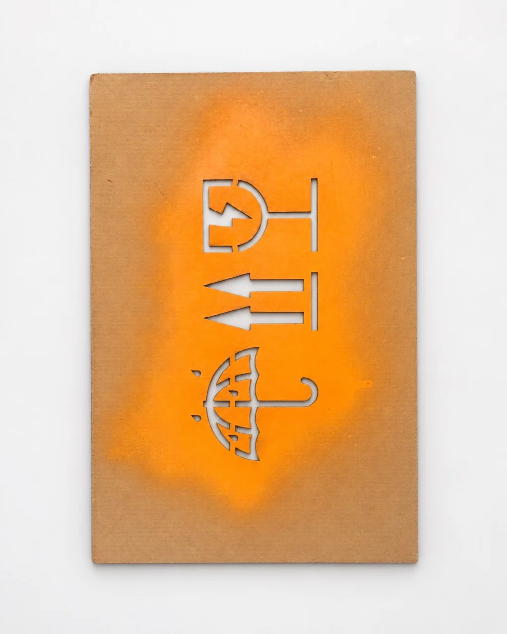 Pochoir en carton découpé au laser CO₂ avec des pictogrammes de verre, de flèches et de parapluie.