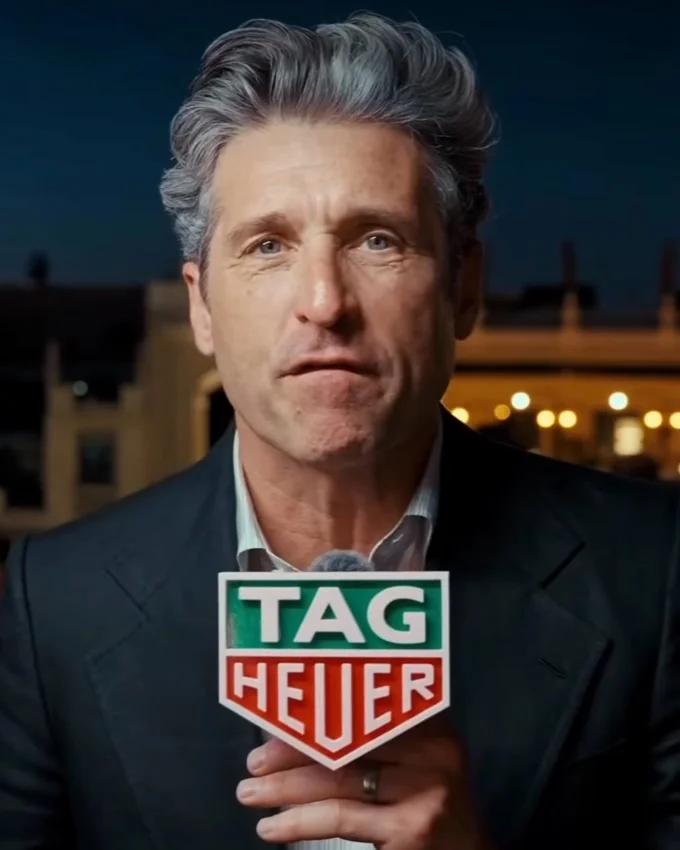 Shield micro portant le logo TAG Heuer en vert, rouge et blanc, présenté en situation de prise de parole.